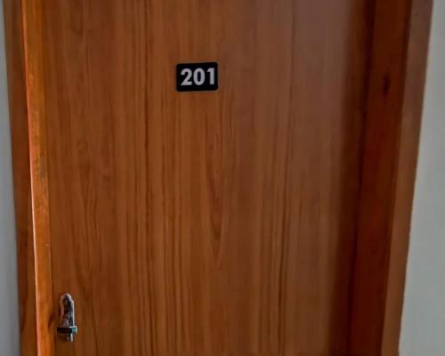 una porta con il numero scritto sopra di Apartamento Paraíso Lua e Mar - Manoah Beach Flats a Maragogi