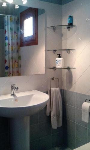 a bathroom with a sink and a mirror at Paraíso Veracoast in Vera