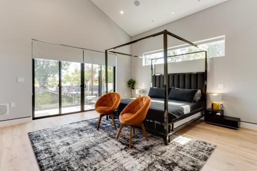Ruang duduk di Posh Luxury Modern Home with Pool Spa and Rooftop Deck