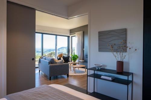 a bedroom with a bed and a living room at Mountain Rise Retreat in Cambridge
