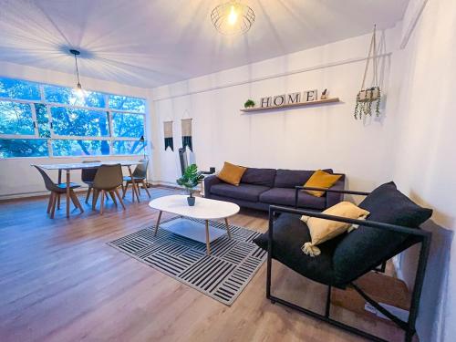 a living room with a couch and a table at Departamento Azul Roma in Cedro