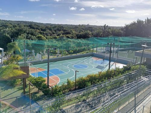 eine Luftansicht eines Tennisplatzes in der Unterkunft Apartamento com jardim em condomínio resort in Parnamirim