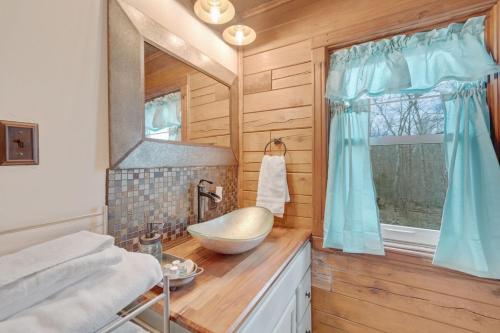 Koupelna v ubytování Wind Ridge Cabin