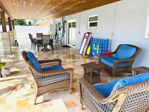 Гостиная зона в Family-Ready 3 BDR Oasis Near Pompano Beach