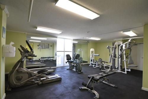 Fitness centrum a/nebo fitness zařízení v ubytování Oceanfront One-Bedroom Condo with Stunning Paradis 9th Floor