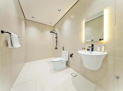 um banheiro com vaso sanitário e pia em Diamond Jardin em Riade