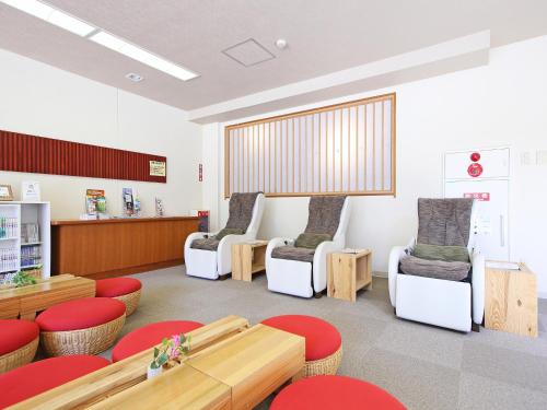 a waiting room with red and white chairs and a waiting area at Hakonenomori Okada in Hakone