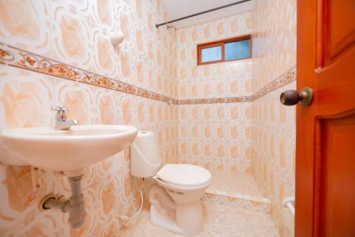 ein Badezimmer mit Waschbecken und Toilette in der Unterkunft Apartamentos Mafelo Taganga in Taganga