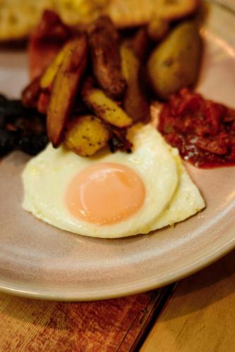 un piatto di alimenti con uova e patate su una tavola di The Forest at Mount Congreve Gardens a Kilmeaden