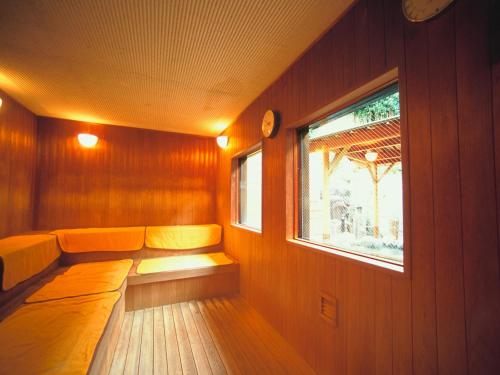 a sauna with a bench and a window at Hakonenomori Okada in Hakone