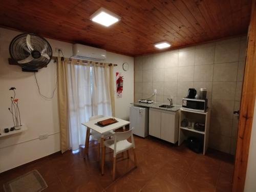 Køkken eller tekøkken på Cabañas a 5 minutos del río