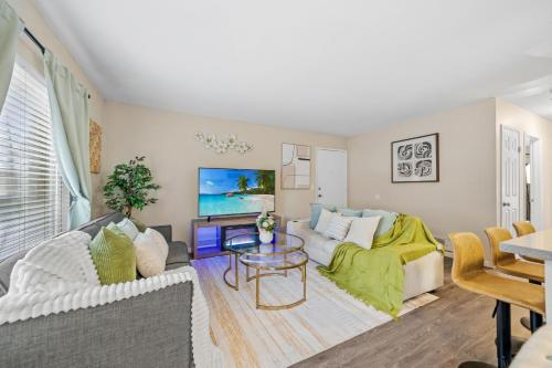 un salon avec un canapé et une table dans l'établissement Entire Private 2BR-1Bth King Bed, Pool, HotTub, 2 Parkings, Mira Mesa, Available Now, à San Diego