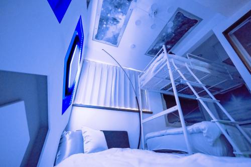 a room with a bedroom with a bed and a ladder at LEON RESORT HOTEL Max4people Shinjuku 7minutes Shibuya12 minutes LEON RESORT SHIBUYA 新宿渋谷 最寄り初台駅 最大4人 in Tokyo