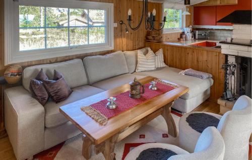 ein Wohnzimmer mit Sofa und Tisch in der Unterkunft Cozy Home In Sjusjøen in Sjusjøen