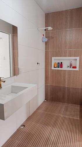 a bathroom with a sink and a mirror at Família Freitas in Ananindeua