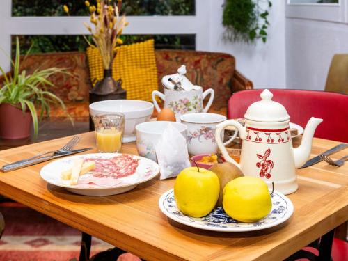 ホテルの敷地内または近くでの食事または食べ物