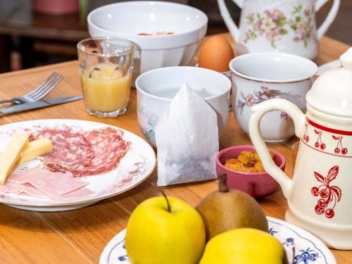 Massieuxにあるgreet Hotel Massieux Lyon Nordの木製テーブル