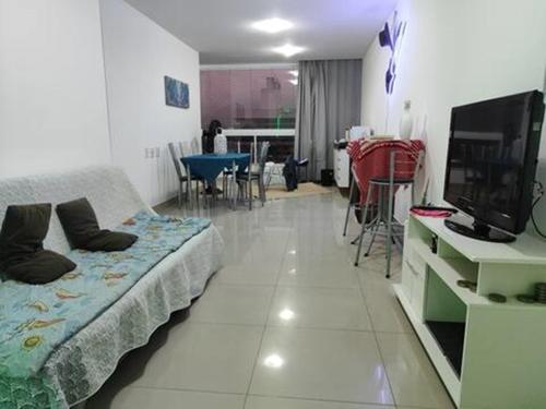 Μια τηλεόραση ή/και κέντρο ψυχαγωγίας στο Quarto em Apartamento compartilhado Praia do Morro, Guarapari, Es - 20 m da Praia