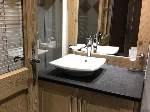 Ένα μπάνιο στο Appartement de standing 6 pers avec piscine et parking - FR-1-836-3