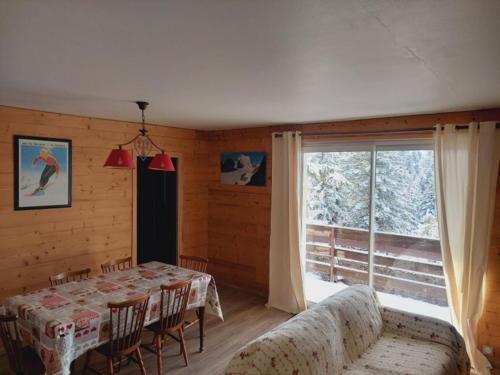 Chalet rénové au Lioran, 6 pers, proche pistes - FR-1-787-133