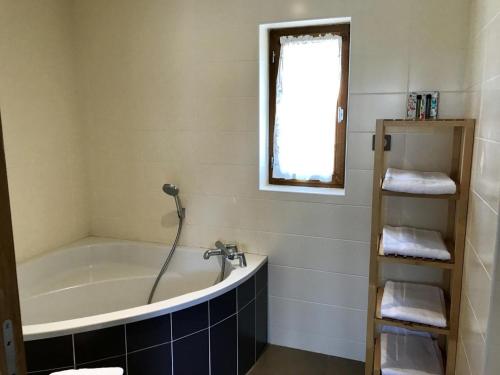 bagno con vasca, finestra e asciugamani di Gîte rustique au calme avec cheminée et jardin, 4 pers. - FR-1-489-600 a La Faye
