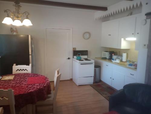 a room with a table and a kitchen with a table and a kitchen at Redrockescapes in Sedona