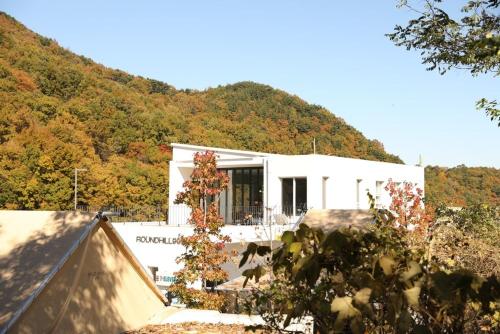 Nespecifikovaný výhled na hory nebo výhled na hory při pohledu z penzionu