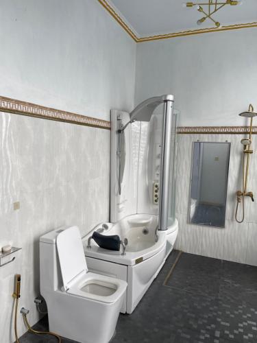 Un baño con bañera, inodoro y lavabo. en As Family Villa, en Singaraja