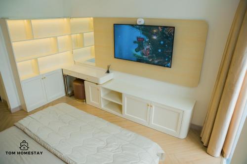 a small room with a tv on the wall at Tom Homestay - Vinhomes Grand Park in Long Bình