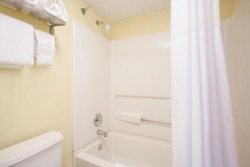 Ένα μπάνιο στο Days Inn by Wyndham Brooksville