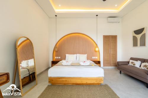 En eller flere senge i et værelse på Romeo Beachfront Villa by Bukit Vista