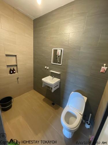 a bathroom with a toilet and a sink at Homestay Studio TOKAYOH in Kota Bharu