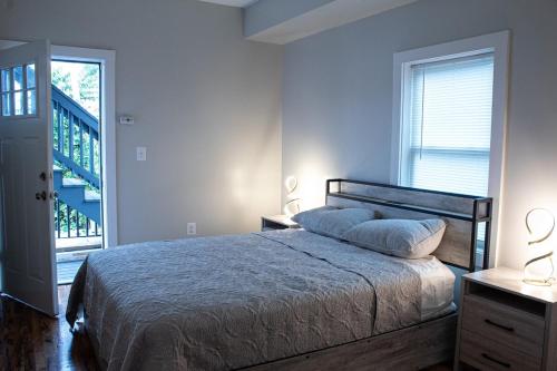 Postel nebo postele na pokoji v ubytování Modern 3BR Walk to Subway 2 Min to LOGAN Airport