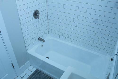 Koupelna v ubytování Modern 3BR Walk to Subway 2 Min to LOGAN Airport