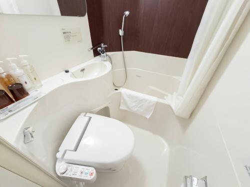 大阪市にあるスーパーホテル 谷町四丁目6号口のトイレと洗面台付きのバスルーム