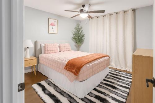 a bedroom with a bed and a ceiling fan at OldTown, Splash Pad & Park, Camelback Mountain trails, Desert Chic Retreat in Scottsdale