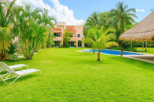 Bazén v ubytování Spacious Family Home with Pool & Beach Access nebo v jeho okolí