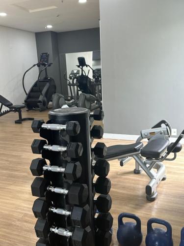 una habitación con un montón de equipamiento de gimnasio en Tropical Executive Flat Suites 507 view, en Manaus