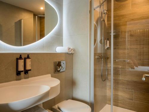 une salle de bains avec toilettes, lavabo et douche dans l'établissement Mercure Aix-en-Provence La Duranne Gare TGV, à Aix-en-Provence
