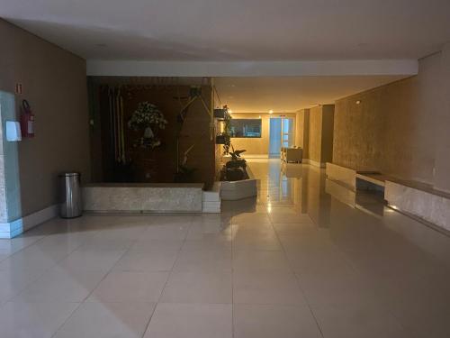 un couloir d'un immeuble avec un grand hall dans l'établissement Por do Sol, conforto e praticidade na COP 30-Batista Campos, à Belém