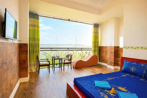 a bedroom with a bed and a balcony with a table at Hoàng Bách 3 Hotel in Ho Chi Minh City