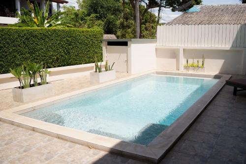 a swimming pool in the middle of a backyard at SHUSHI APARTMENT in Lamai