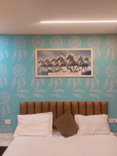 JaunpurにあるSatyam Guest Houseの馬の絵が描かれたベッドルーム