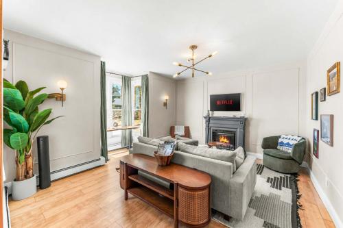 Μια τηλεόραση ή/και κέντρο ψυχαγωγίας στο Stylish 1BR Airbnb in Leadville with Mountain Views - Near Skiing - Pets okay