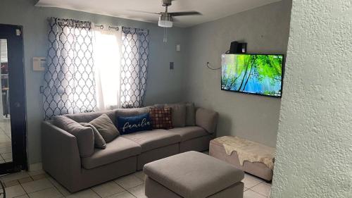 TV a/nebo společenská místnost v ubytování Puente Internacional Hidalgo Pharr