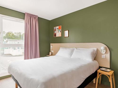 Postel nebo postele na pokoji v ubytování greet Hôtel Prévessin Genève Aéroport