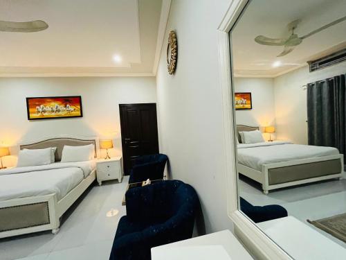 Ένα ή περισσότερα κρεβάτια σε δωμάτιο στο Zainab Lodges