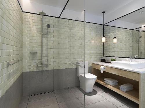 une salle de bain avec une douche, des toilettes et un lavabo dans l'établissement Aerotel Kuala Lumpur (Airport Hotel) - Gateway@klia2, à Sepang