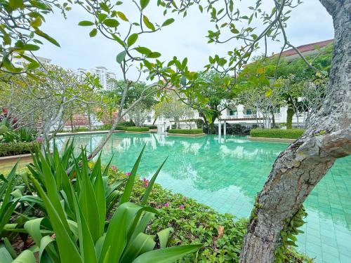 une piscine dans un jardin avec une fontaine dans l'établissement Straits Quay By The Marina 1BR Family Suite, à Tanjong Tokong