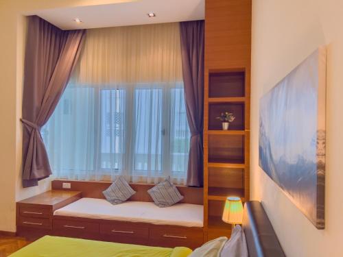 Cette chambre comprend un lit et une fenêtre. dans l'établissement Straits Quay By The Marina 1BR Family Suite, à Tanjong Tokong